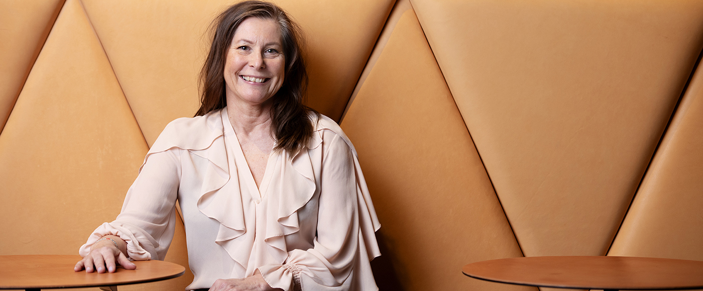 Maria Esplund, kvinna i soffa