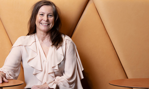Maria Esplund, kvinna i soffa