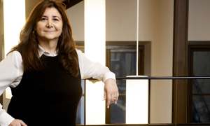 Tiziana, kvinna i svart väst