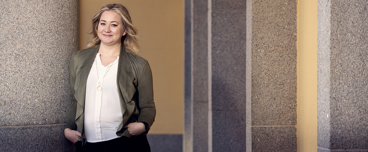 Louise, ung kvinna lutad mot en vägg