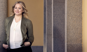 Louise, ung kvinna lutad mot en vägg