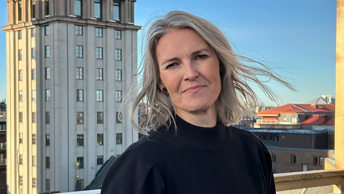 Malin Cederblad utomhus på en takterrass i Stockholm