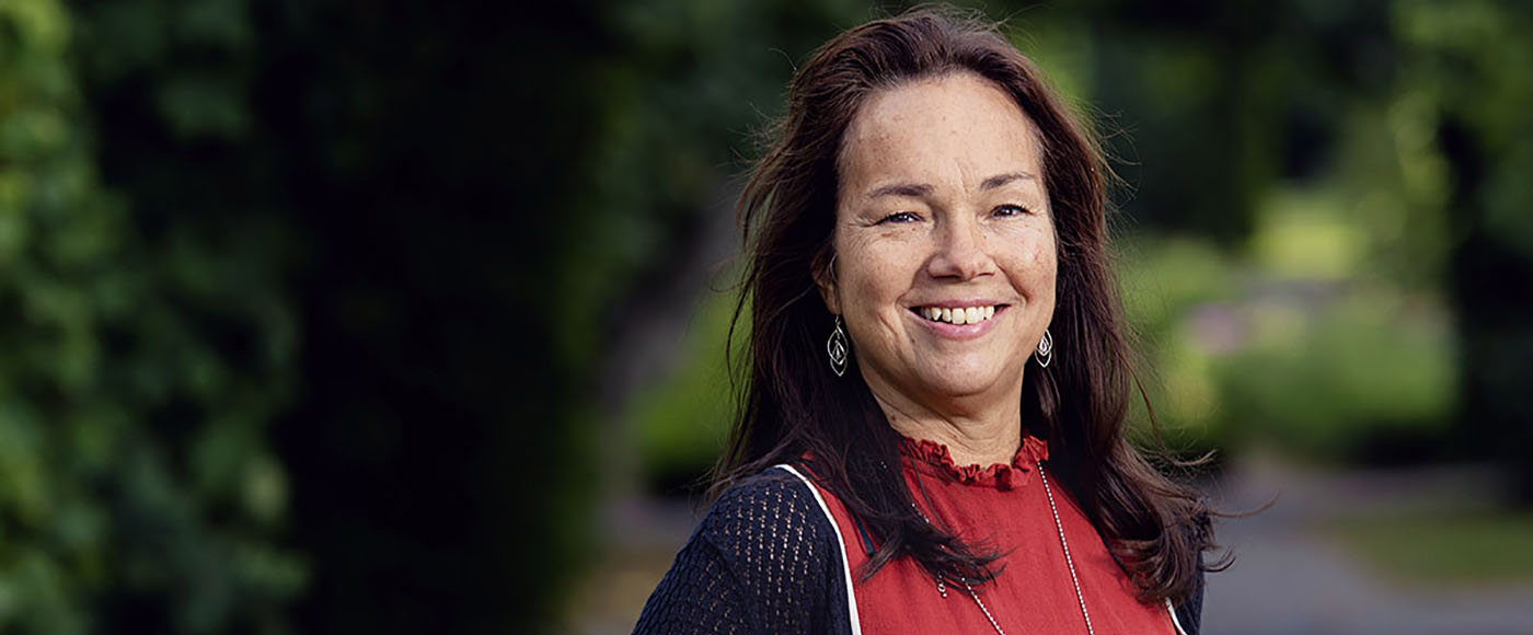 Glad kvinna i röd blus