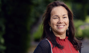 Glad kvinna i röd blus