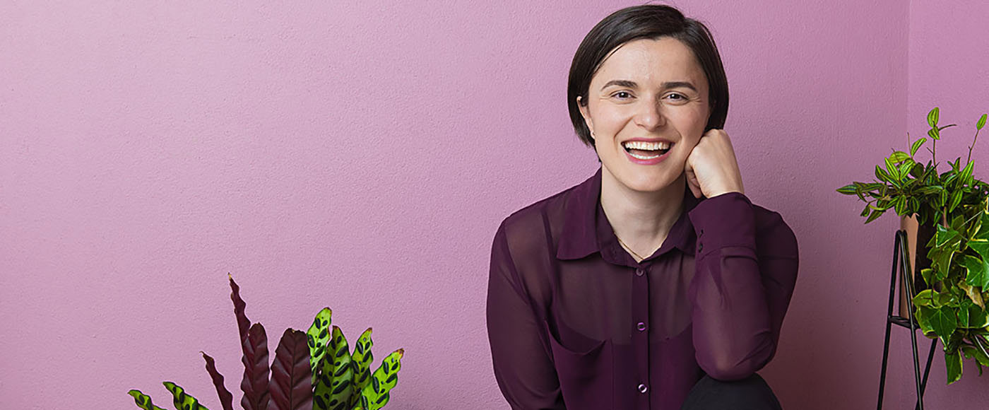 Mörkhårig kortklippt kvinna