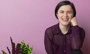 Mörkhårig kortklippt kvinna