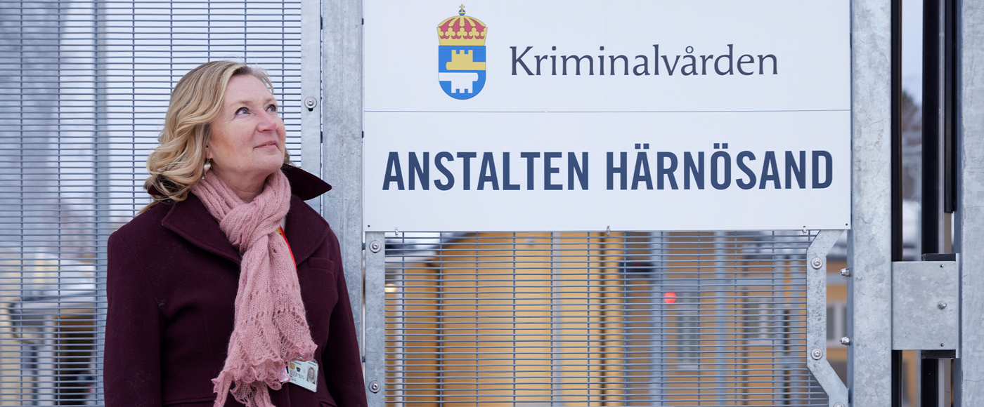 Marlene Boman framför skylt där det står kriminalvården härnösand