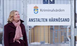 Marlene Boman framför skylt där det står kriminalvården härnösand